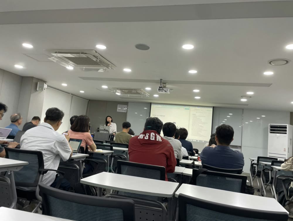 Minu teaching the enterprise AI seminar in Gangnam